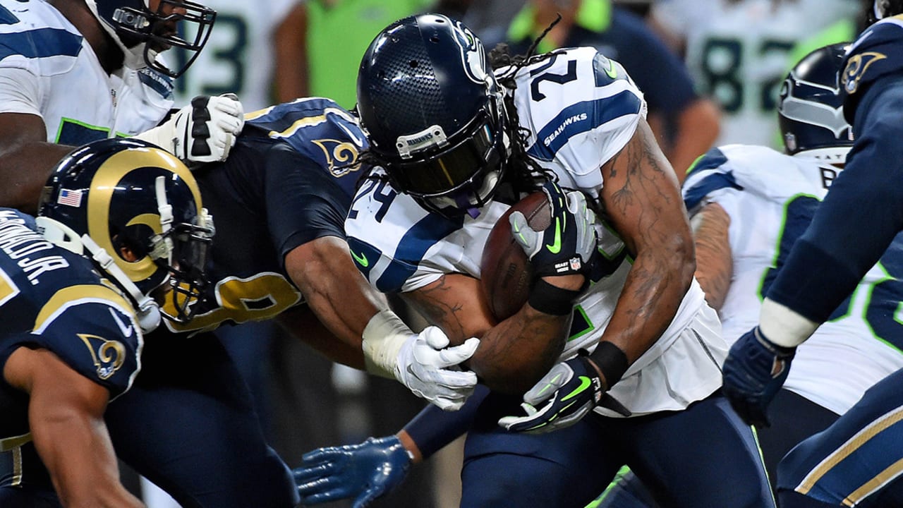 Marshawn Lynch pops into Packers locker room for jersey exchange