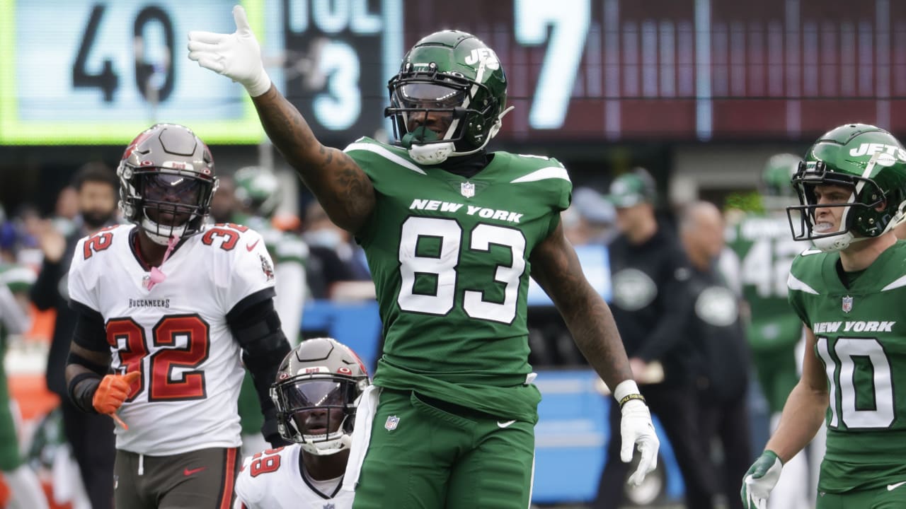 New York Jets quarterback Zach Wilson throws a dime to tight end Kenny ...