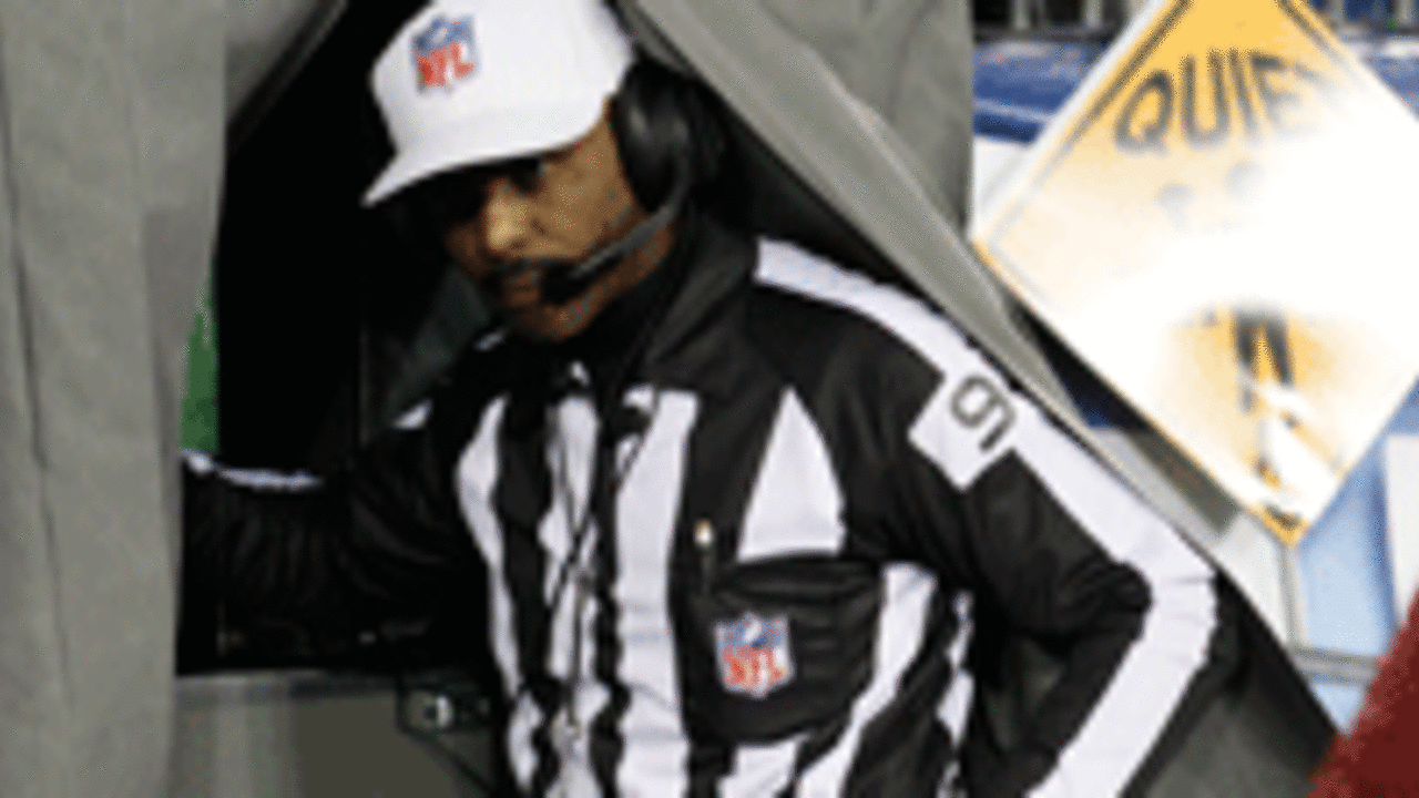 referee-replay-spot_140218.jpg