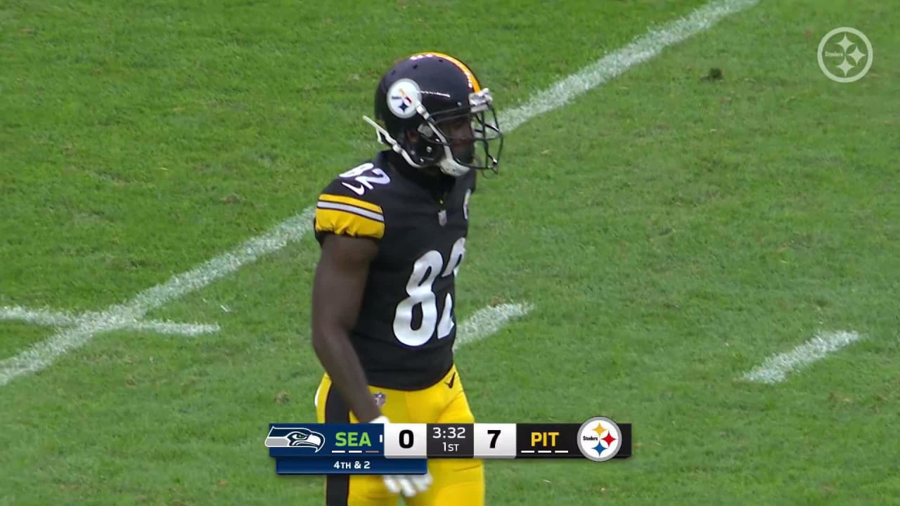 Pittsburgh Steelers wide receiver Steven Sims shakes a pair of Seattle  Seahawks on a slippery 38-yard punt return