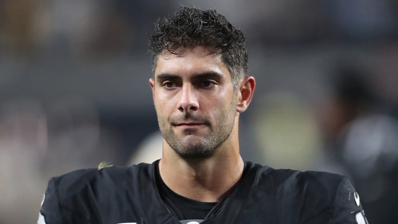 Le quart des Raiders Jimmy Garoppolo transporté à l’hôpital pour une blessure au dos subie lors de la victoire contre les Patriots