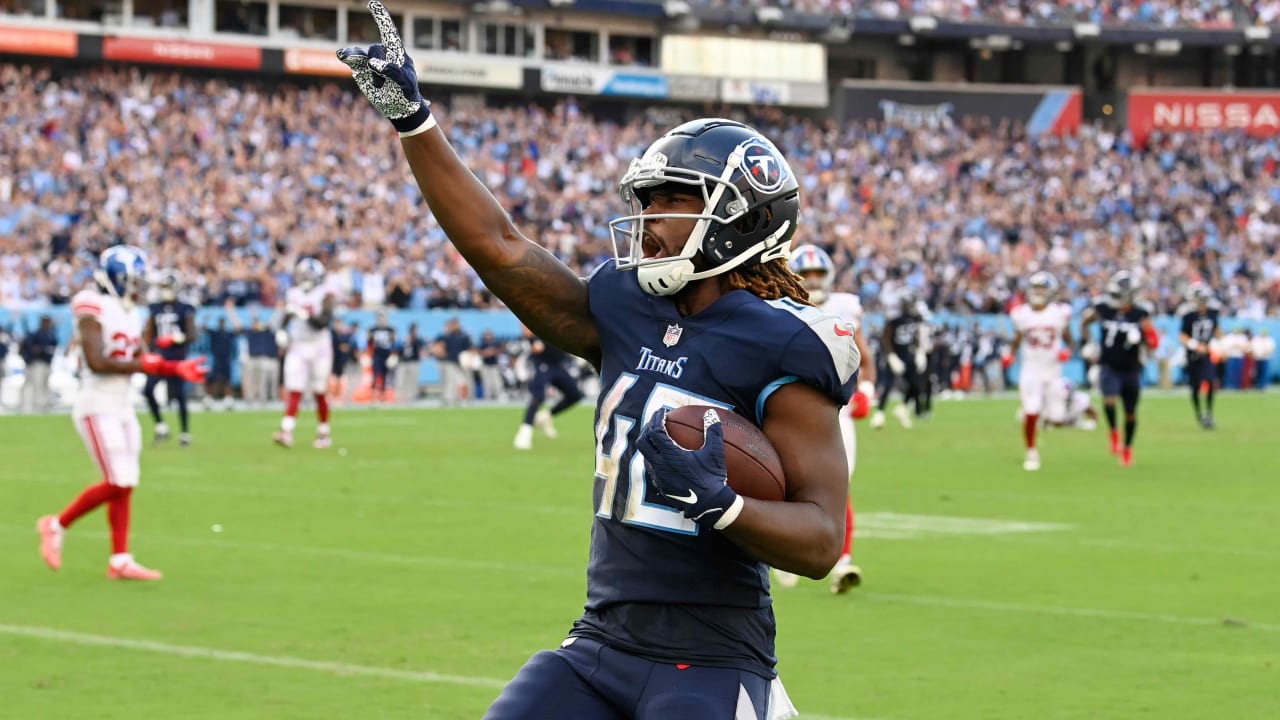 Tennessee Titans running back Dontrell Hilliard snags quarterback Ryan