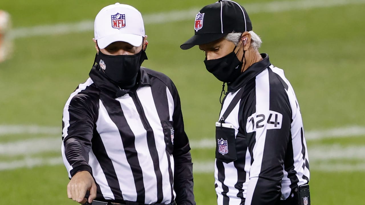 Refs miss clear face mask penalty in Eagles-Commanders Monday