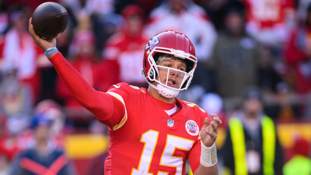 New York Jets linebacker C.J. Mosley snags Jets' second interception of  night vs. Kansas City Chiefs quarterback Patrick Mahomes before halftime