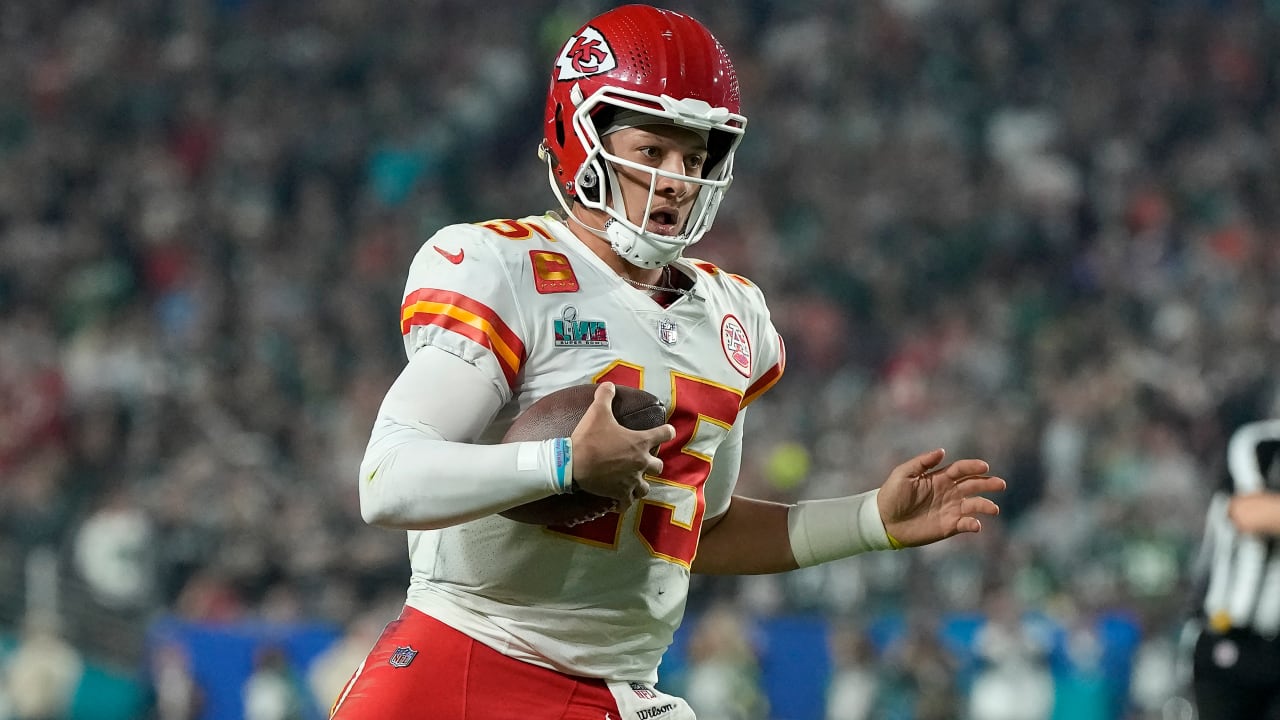 Patrick Mahomes Maneuvers the Pocket on Magical 26-Yard Scramble into FG  Range