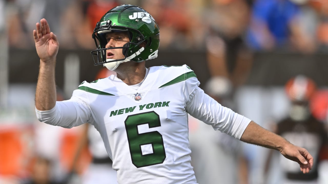 New York Jets wide receiver Allen Lazard boxes out Kansas City Chiefs  defensive back on Jets quarterback Zach Wilson's touchdown fastball