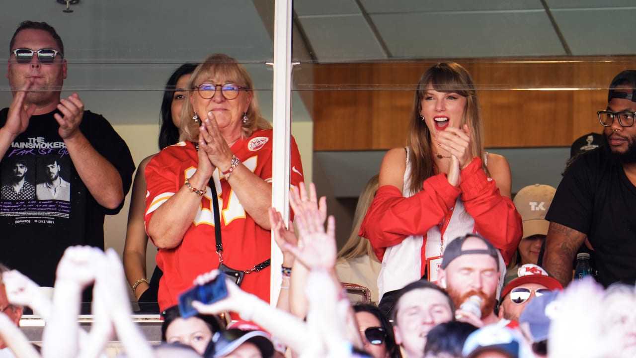 Taylor Swift turns out to see Travis Kelce, Kansas City Chiefs play Chicago  Bears
