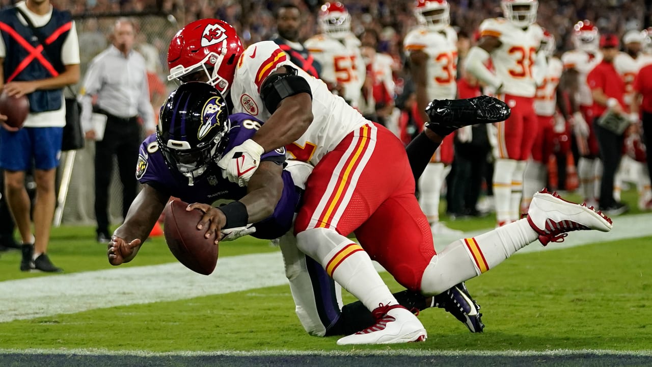Baltimore Ravens quarterback Lamar Jackson races to the pylon on a ...