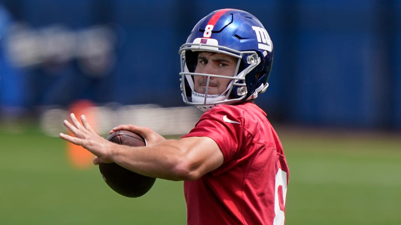 Giants teammates praise Daniel Jones as confident and poised on