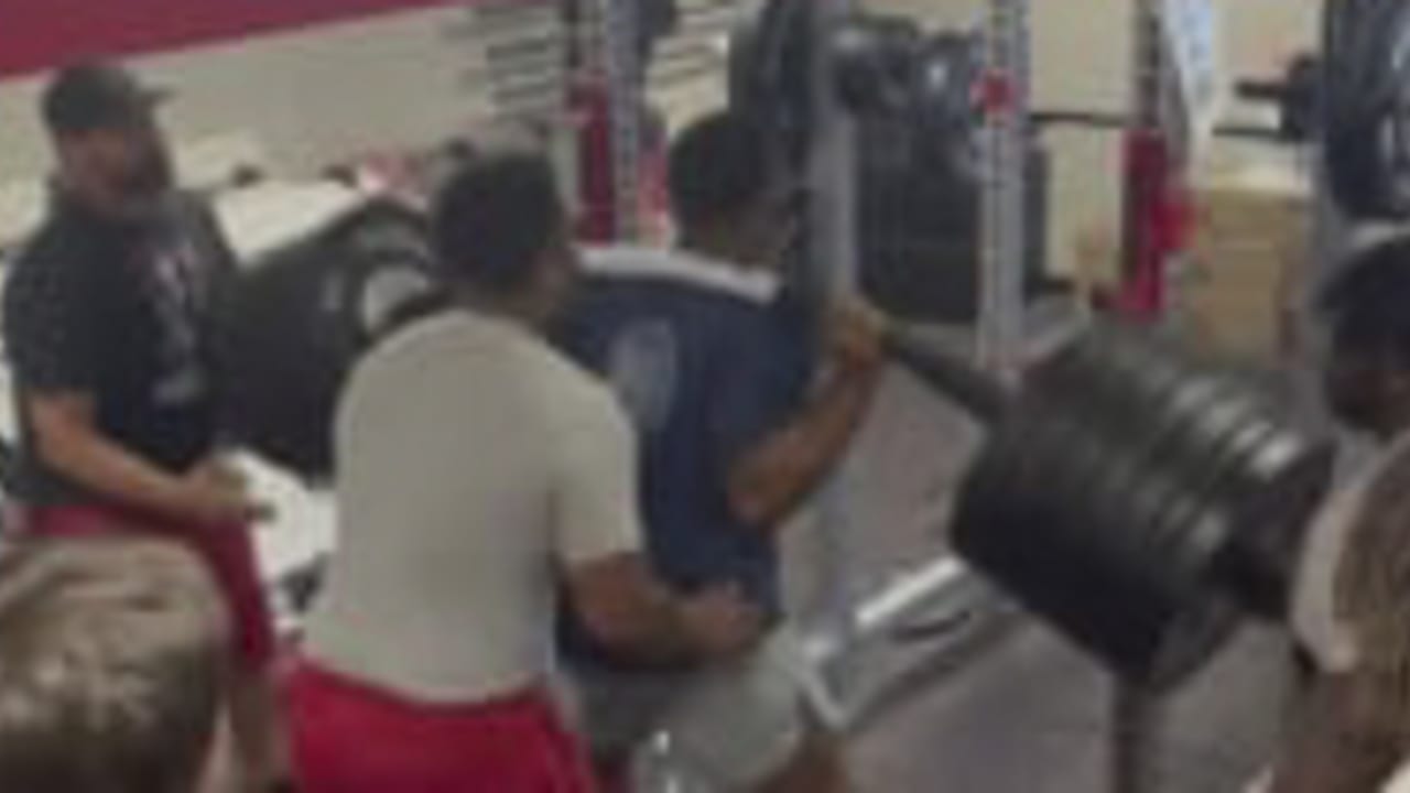 Nick Chubb squats 610 pounds(04)