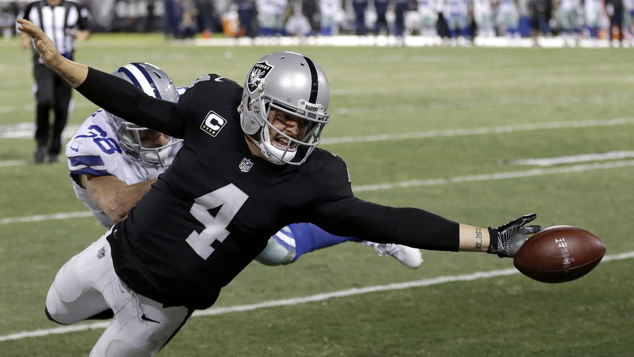 NFL roundup: Oakland Raiders' Derek Carr making a case for MVP