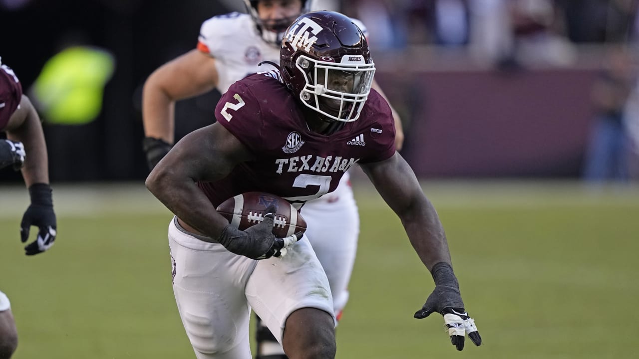 New York Jets select Micheal Clemons in the fourth round, 117th