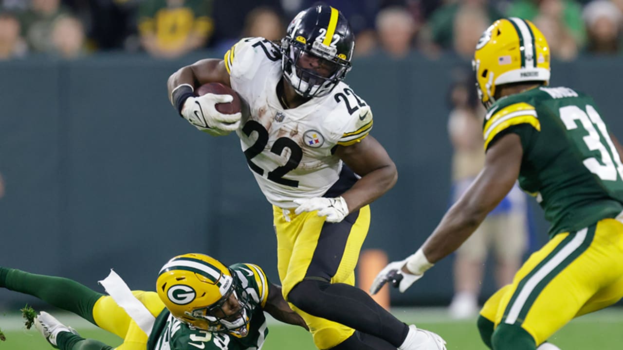 Pittsburgh Steelers running back Najee Harris (22) dives into the end zone  for a touchdown past …