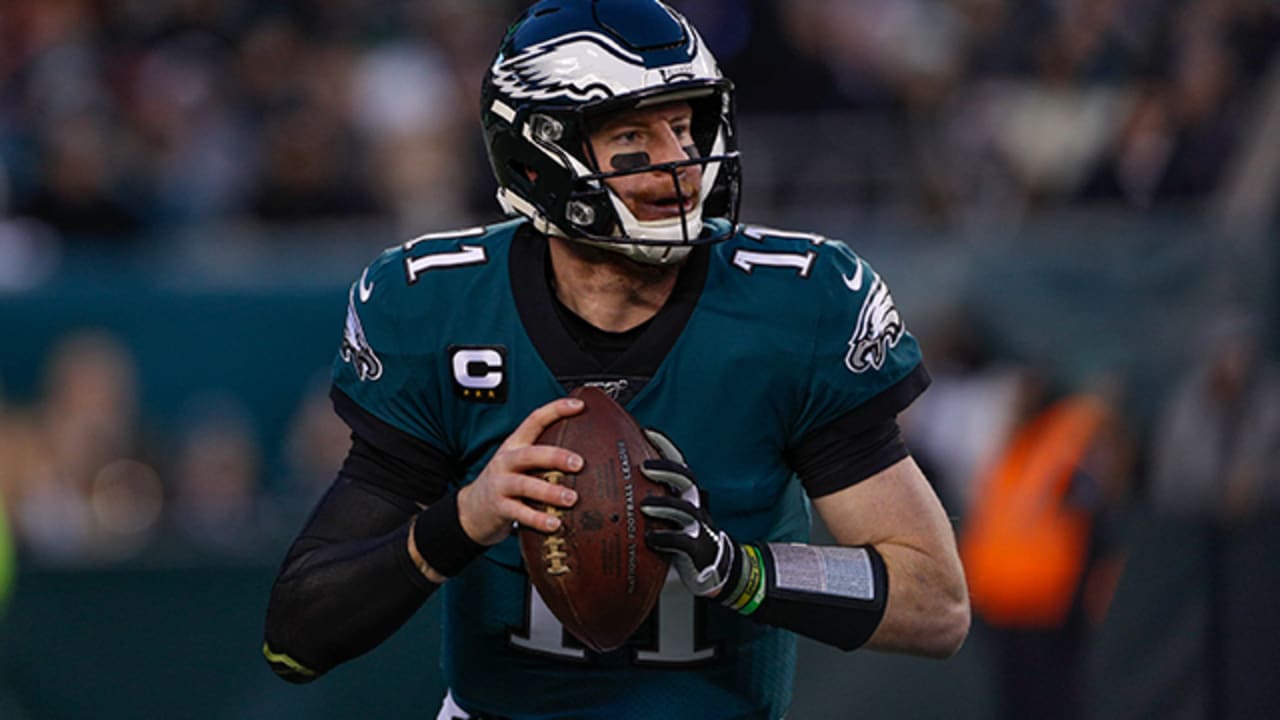 Carson Wentz heads to the locker room with injury