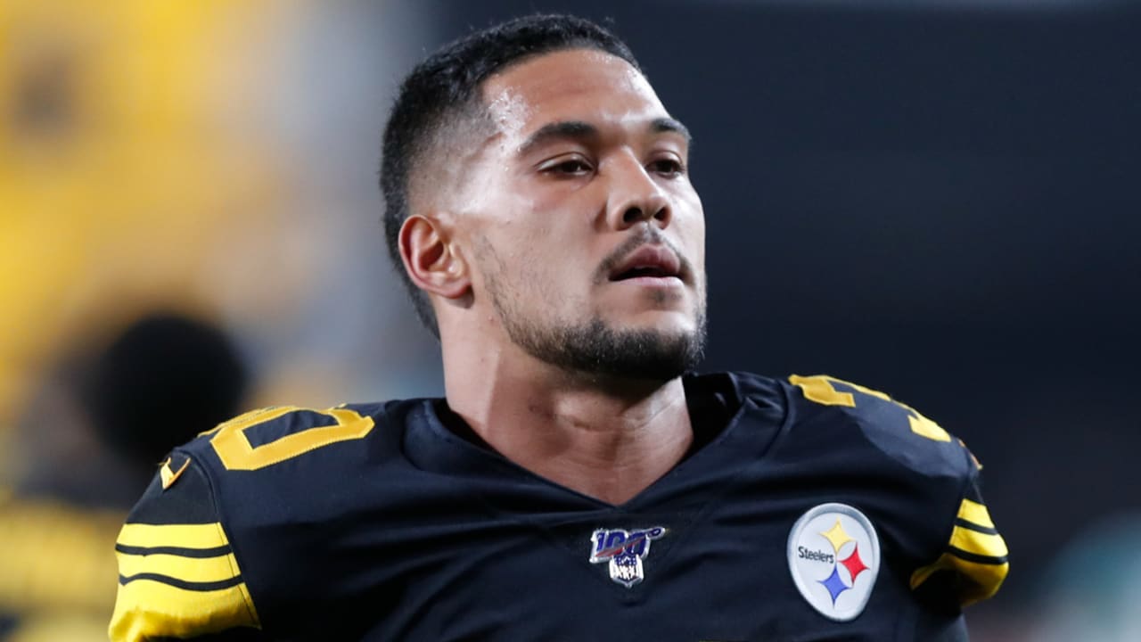 James Conner leaves end of Steelers' MNF game with shoulder injury