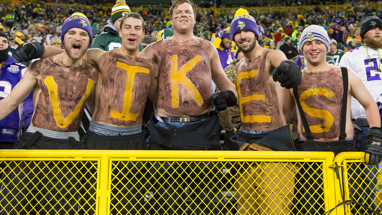 Excited-Vikings-fans-160916-sl.jpg