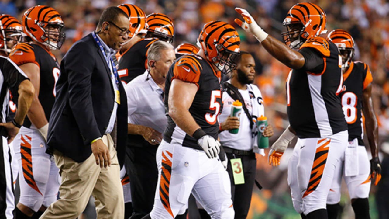 Billy Price Hypes Up Bengals Crowd As He Walks Off After Injury