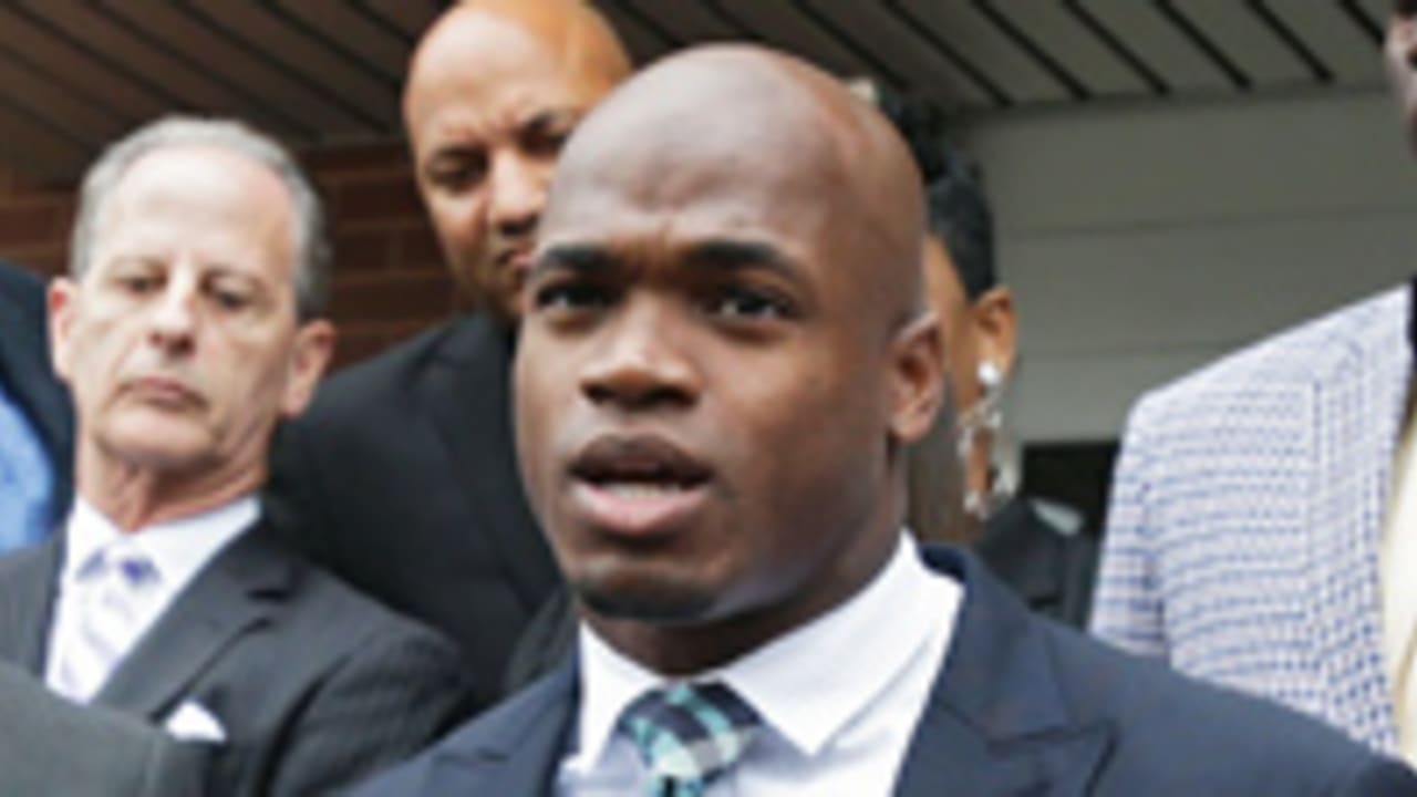 NFL-Adrian-Peterson-Suit-SL-141112