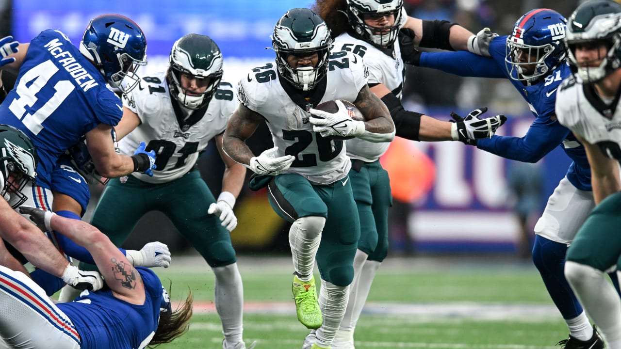 Eagles' Miles Sanders is already having his rookie moment: Clotheslined,  pelted with water bottles and a shifty run