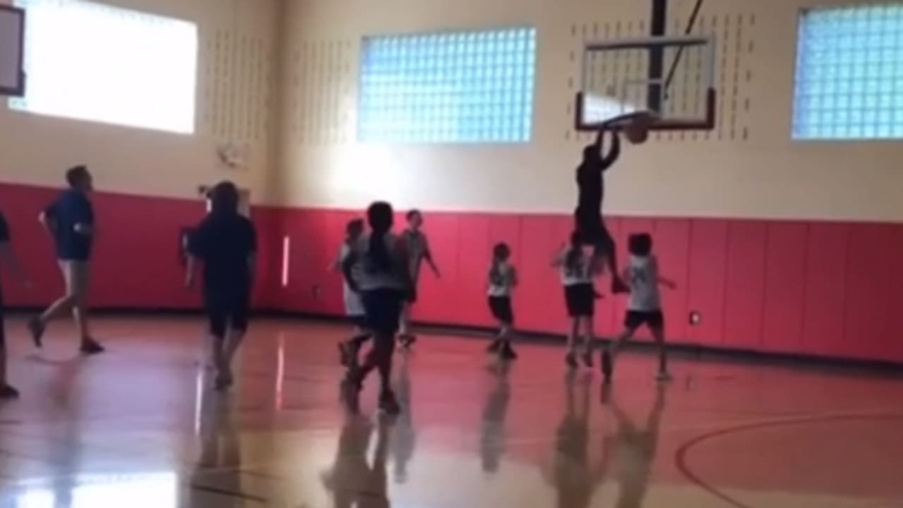 Nate Burleson shatters backboard at daughter's basketball game