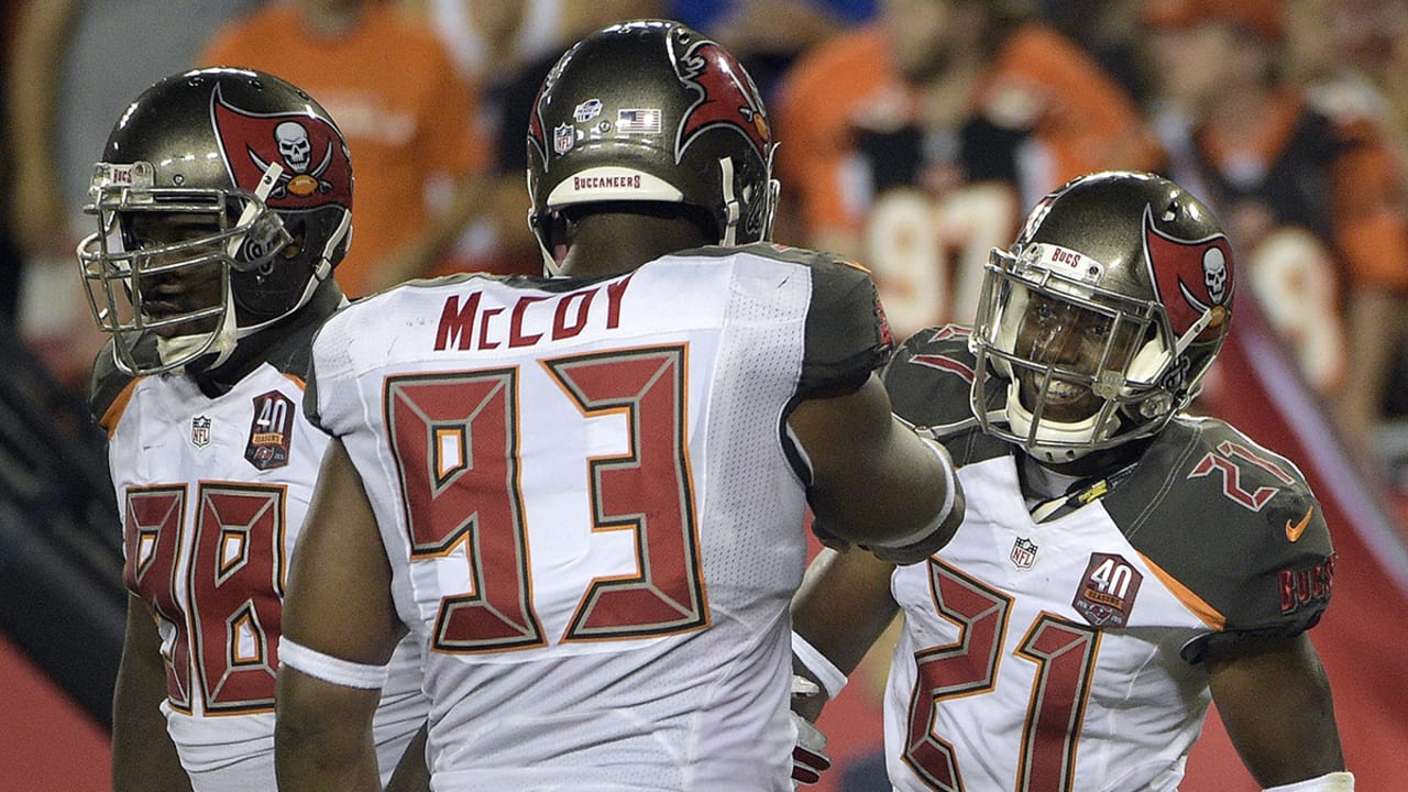 Bucs-Defense-150908-Sl.jpg