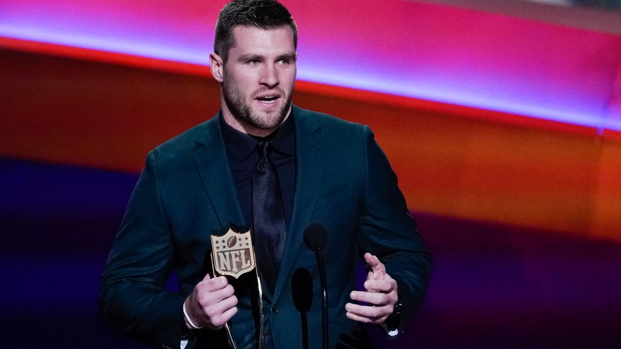 Dallas Cowboys quarterback Dak Prescott catches up with NFL Network's  Melissa Stark, Nate Burleson at NFL Honors red carpet