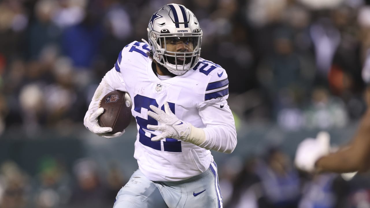 Dallas Cowboys running back Ezekiel Elliott watches prior to an NFL  preseason football game against the Arizona Cardinals, Friday, Aug. 13, 2021,  in Glendale, Ariz. (AP Photo/Rick Scuteri Stock Photo - Alamy