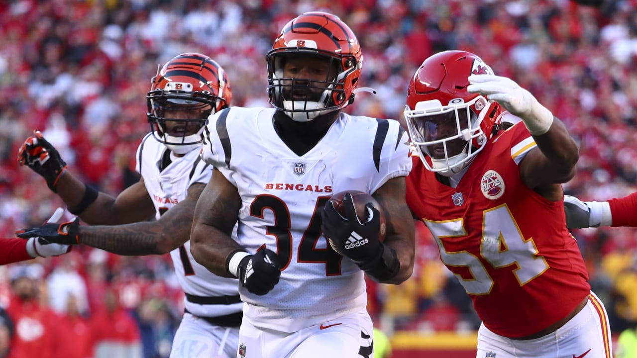 Cincinnati Bengals running back Samaje Perine (34) celebrates after running  for a touchdown aga …