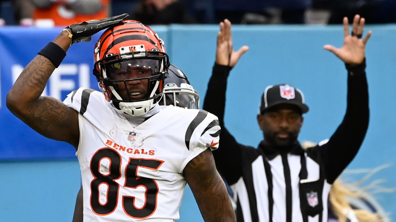 Cincinnati Bengals wide receiver Tee Higgins (85) attempts to haul in a  pass with Raiders corne …