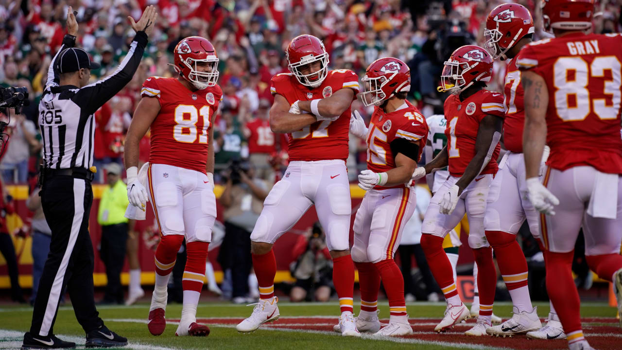 Kansas City Chiefs Tight End Travis Kelce Climbs The Ladder For TD To ...