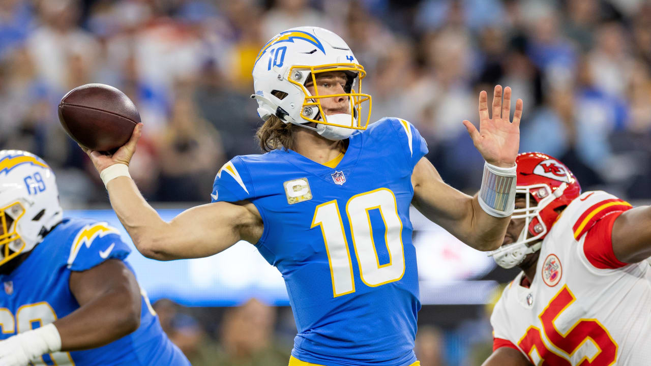 Los Angeles Chargers Quarterback Justin Herbert Slings A 16-yard Throw ...