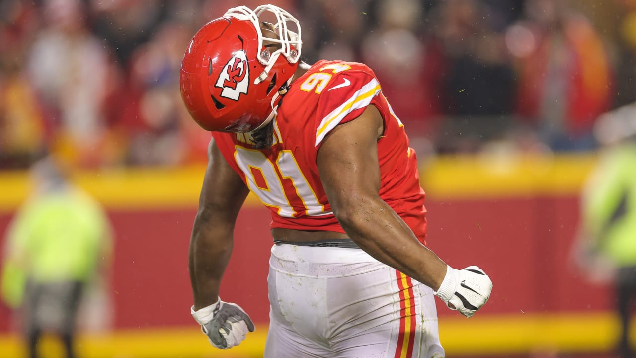 Kansas City Chiefs defensive tackle Derrick Nnadi (91) walks back