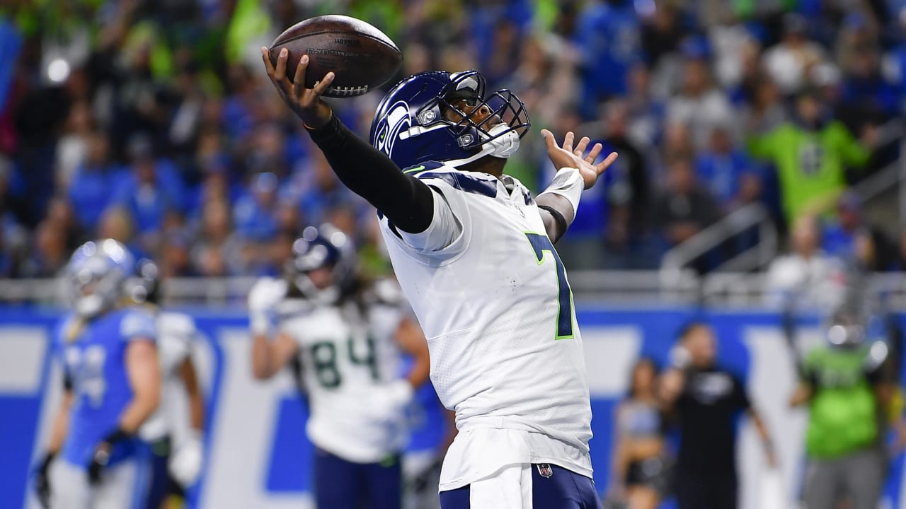 Seattle Seahawks Quarterback Geno Smith Takes QB Draw For Easy TD Run