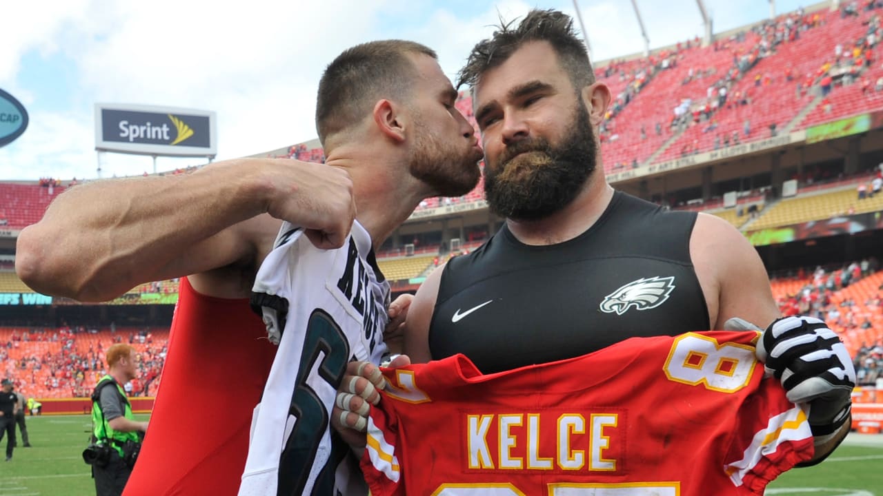 Travis Kelce throws worst pitch ever, Patrick Mahomes doesn't bother  helping