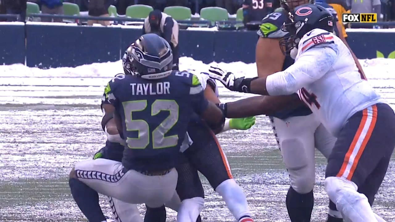 Seahawks' Darrell Taylor ran off sideline onto field to block