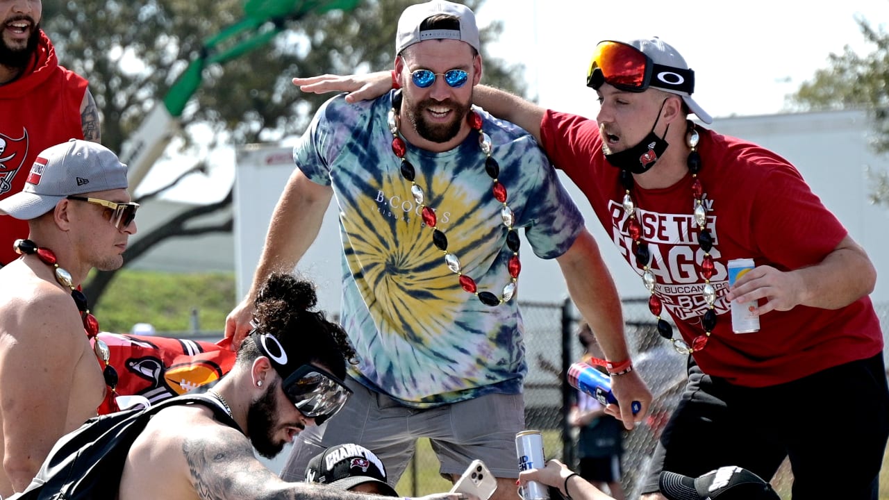 Tom Brady tosses Lombardi Trophy to Brate in another boat during Super Bowl  boat parade