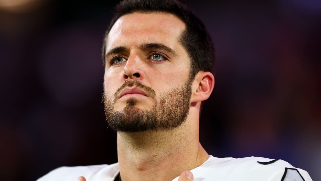 من المتوقع أن يستكشف الغزاة العروض التجارية لـ QB Derek Carr هذا خارج الموسم