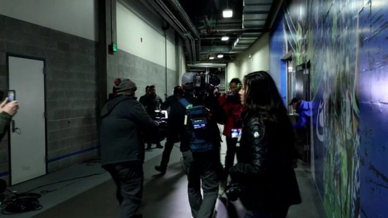 D.K. Metcalf takes in Levi's Stadium prior to 'MNF'