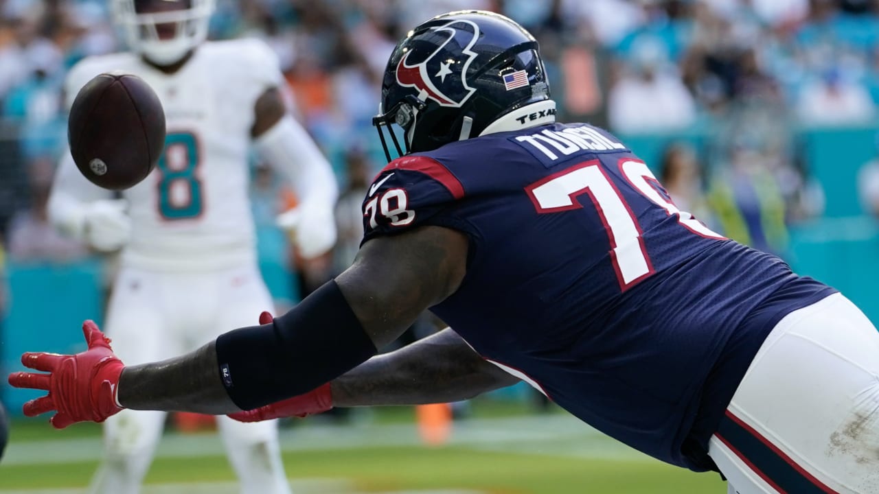 Miami Dolphins linebacker Bradley Chubb runs the hoop perfectly on