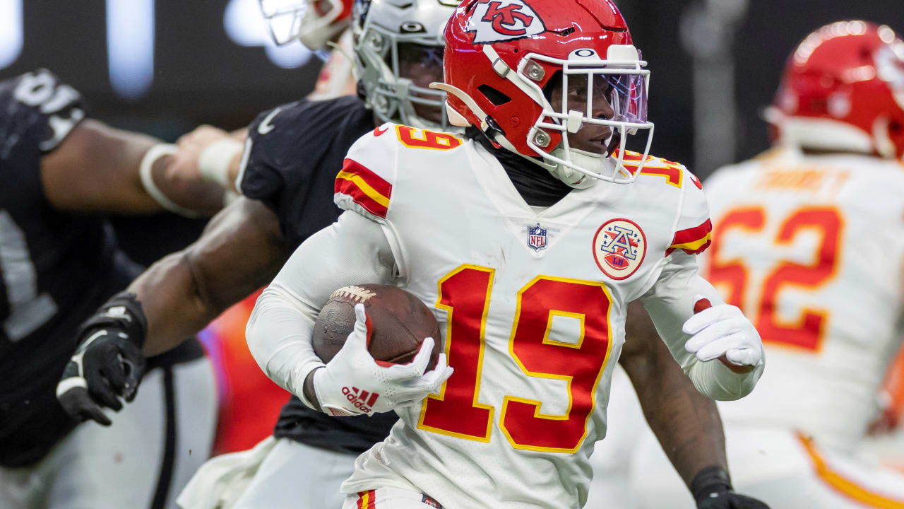 Kansas City Chiefs wide receiver Kadarius Toney puts defender on skates