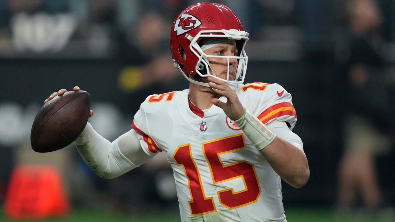 Chiefs' Patrick Mahomes prepares for first postseason as AFC's oldest  remaining quarterback