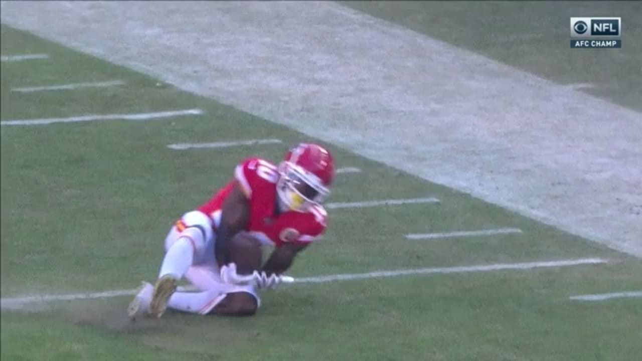 Tyreek Hill holds onto incredible diving catch