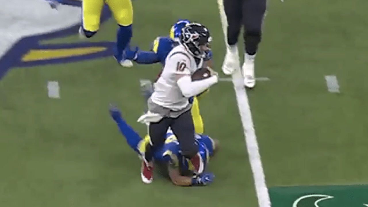 Los Angeles Rams cornerback Decobie Durant turns his cornerback blitz