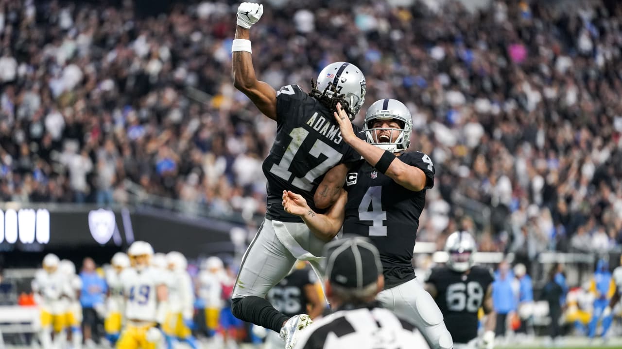 Watch: Derek Carr reacts to seeing Davante Adams in the Silver and