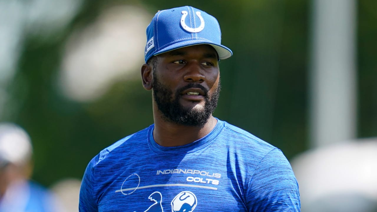 Shaquille Leonard (back) returns to Colts practice after missing