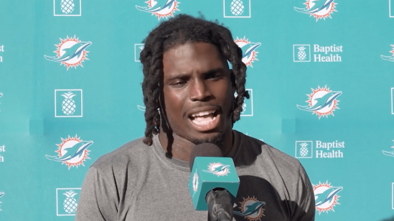 Tyreek Hill is currently live on Twitch doing an IRL stream before the game  : r/miamidolphins