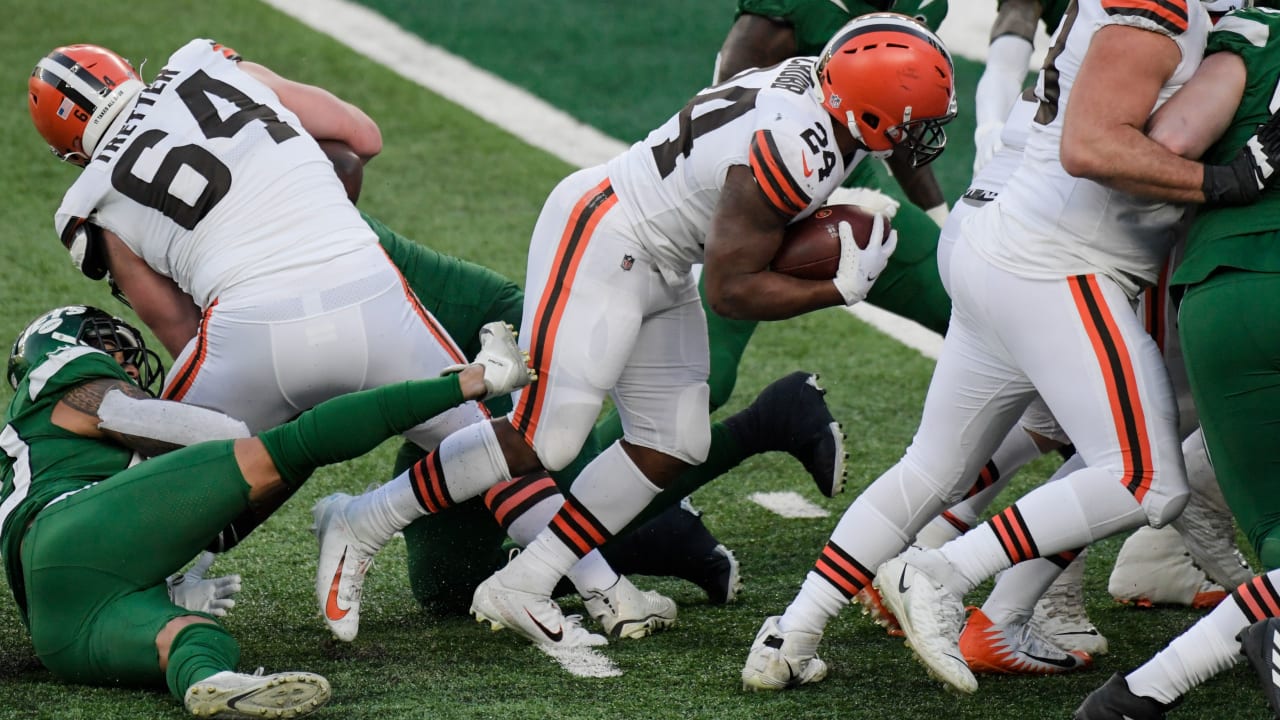 Cleveland Browns running back Nick Chubb breaks tackle on shortyardage