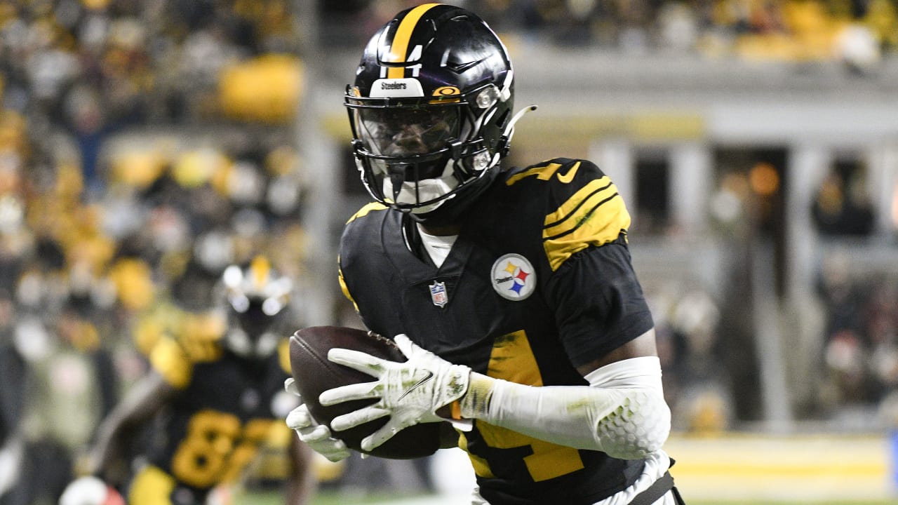 Pittsburgh Steelers quarterback Kenny Pickett locates wide receiver