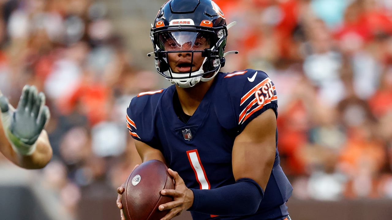 December 18, 2022: Chicago Bears quarterback #1 Justin Fields in action  during a game against the Philadelphia Eagles in Chicago, IL. Mike  Wulf/CSM/Sipa USA(Credit Image: © Mike Wulf/Cal Sport Media/Sipa USA Stock