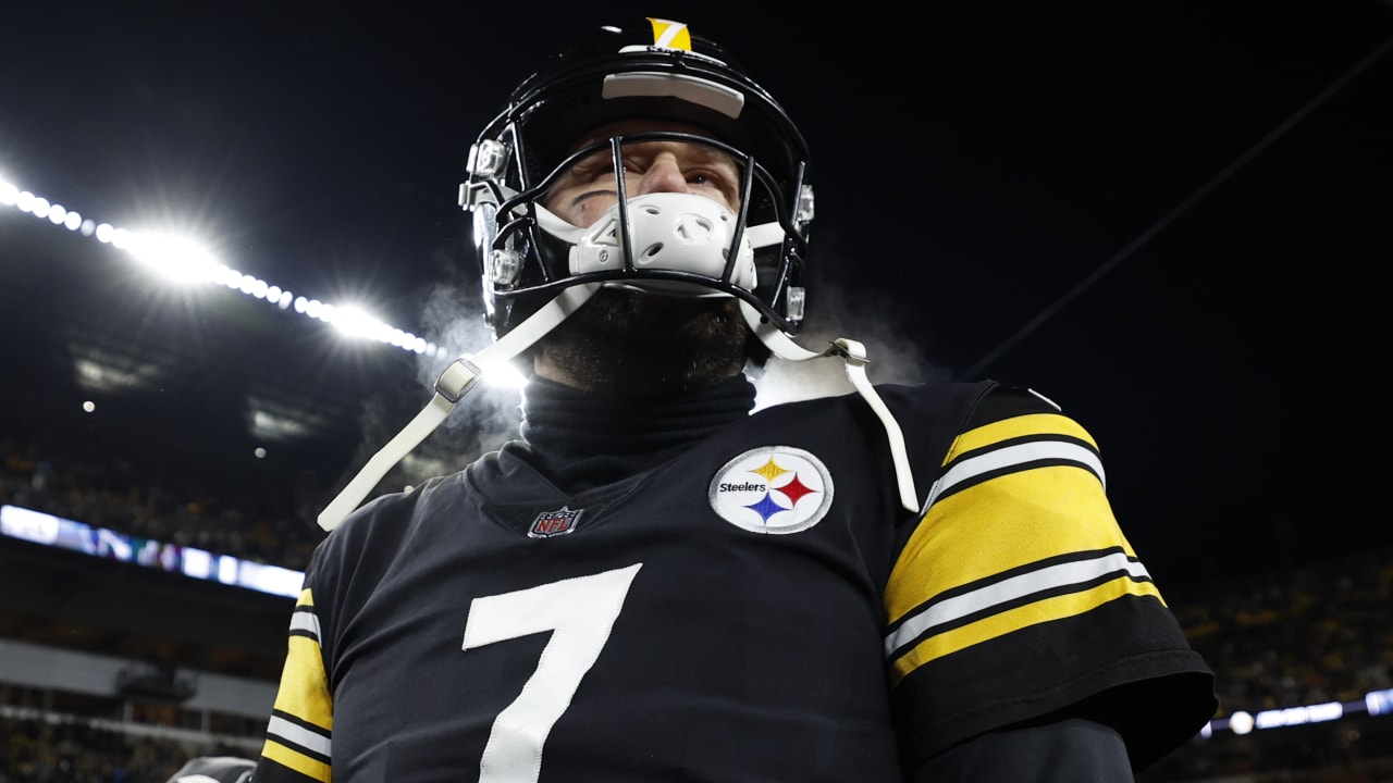 Pittsburgh Steelers quarterback Ben Roethlisberger kneels down final snap  at Heinz Field for 'Monday Night Football' win